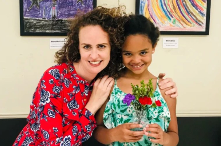 Una mujer blanca acusada de traficar a su hija birracial demanda por