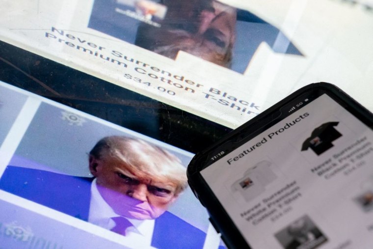 La ficha policial del expresidente Donald Trump junto a un sitio web llamado Trump Save America JFC, un comité de recaudación de fondos que vende artículos con su foto.