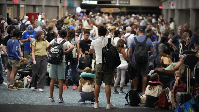 Cientos de personas esperaban vuelos en el aeropuerto de Kahului, Hawái, el miércoles 9 de agosto de 2023. Miles de residentes de Hawái han escapado de sus hogares mientras un incendio arrasaba la isla.