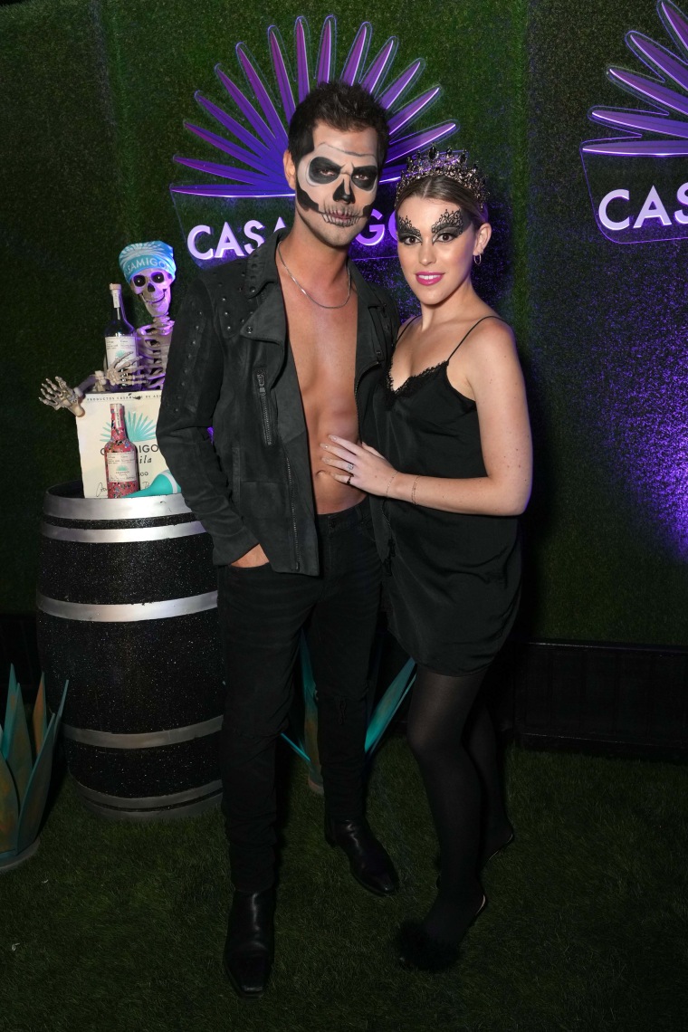 https://media-cldnry.s-nbcnews.com/image/upload/t_fit-760w,f_auto,q_auto:best/rockcms/2023-08/famous-couples-costume-taylor-lautner-tay-dome-jp-230818-acb5ff.jpg