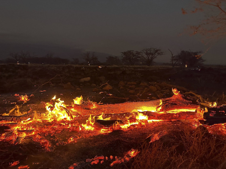 Un incendio forestal arde en Kihei, Hawái, el miércoles 9 de agosto de 2023.
