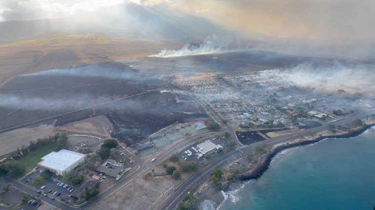 Una vista aérea de la costa de Lahaina que muestra la destrucción de los incendios forestales en Maui, Hawái. 