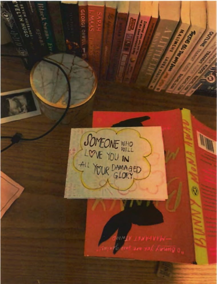 Una imagen incluida en el reporte de investigación, muestra que en el escritorio de Ana Basaldua en Fort Hood, ahora renombrada Fort Cavazos, quedó una copia a medio leer del libro Bunny, de la escritora canadiense Mona Awad.