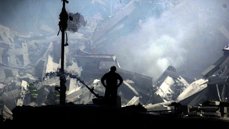 Un miembro de los equipos de rescate entre los escombros de las torres del World Trade Center.