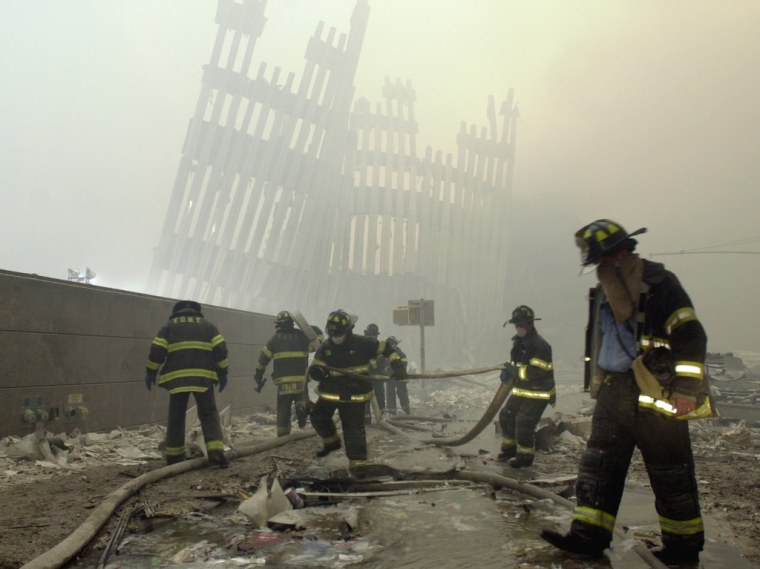 Los bomberos trabajando entre los restos de las ventanas destruidas, y las columnas verticales que sostenían los muros exteriores de las torres del World Trade Center.