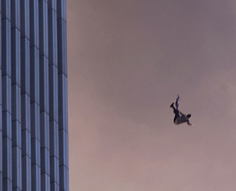 Una persona que se lanzó al vacío desde el World Trade Center, el 11 de septiembre de 2001 en la ciudad de Nueva York.