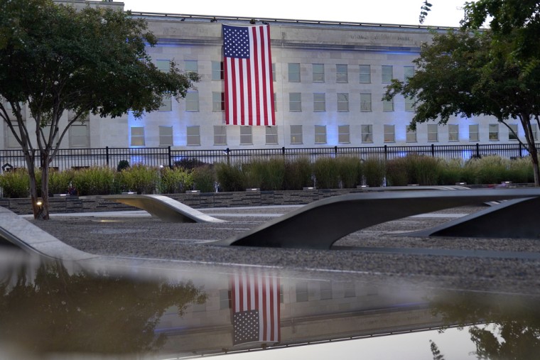 Una bandera estadounidense desplegada en el Pentágono, en Washington, el 11 de septiembre de 2023.