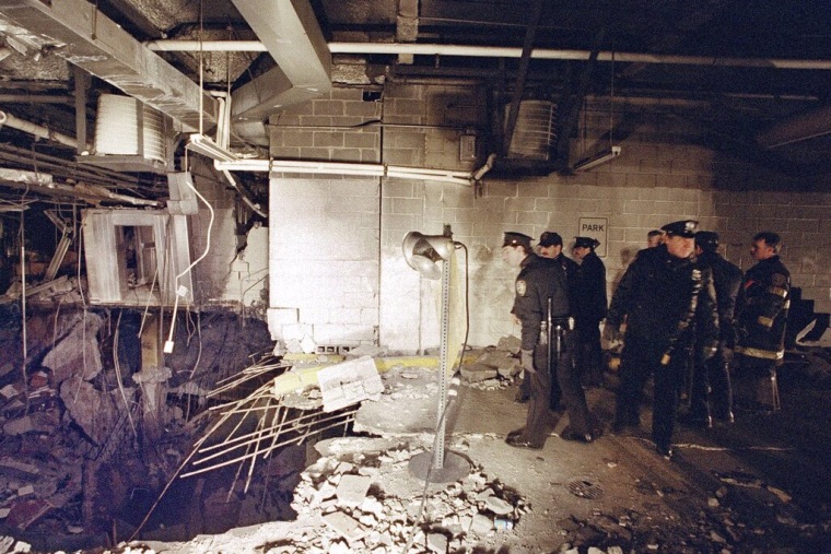 Policías y bomberos de Nueva York inspeccionan las ruinas de las estructuras aledañas al World Trade Center.