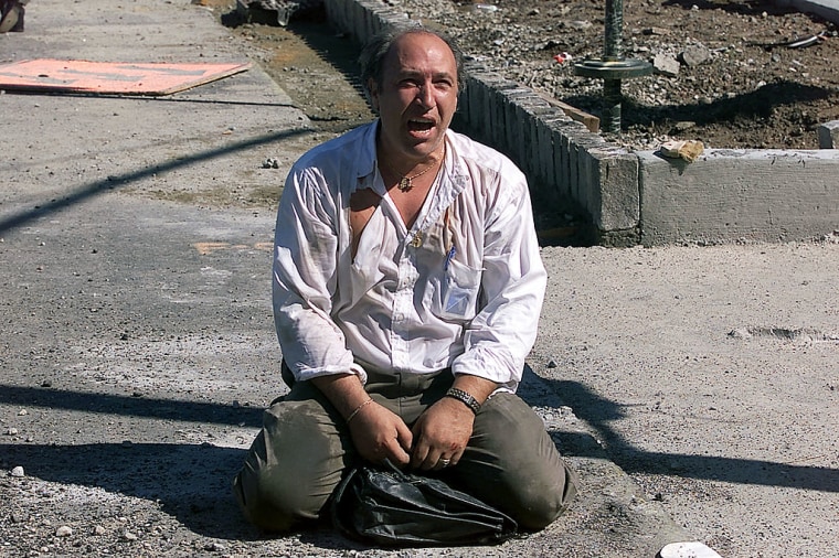Un sobreviviente sentado cerca de las torres del World Trade Center, el 11 de septiembre de 2001.