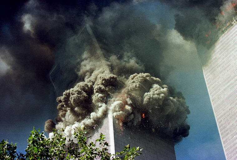 El momento en que colapsa la torre sur del World Trade Center. 