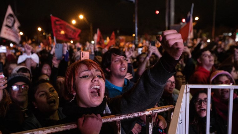 Miles de personas se reunieron ayer en el Estadio Nacional, el campo de concentración más grande creado por la dictadura después del golpe de Estado de 1973, en Santiago de Chile, para conmemorar los 50 años desde que el brutal régimen de Augusto Pinochet llegó al poder.