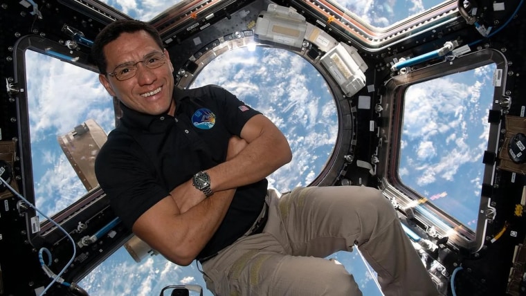 Frank Rubio, astronauta de la NASA e ingeniero de vuelo de la Expedición 68, en la Estación Espacial Internacional en 2022.