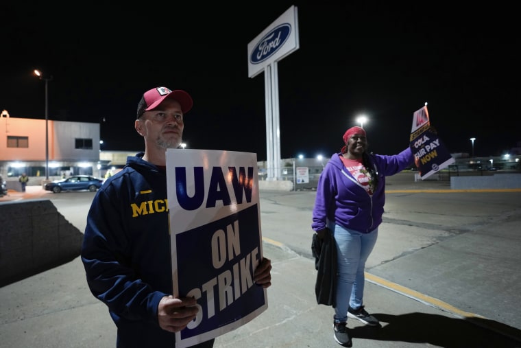 United Auto Workers members Bryan Horvath, left, Ann Hardy picket at Ford's Michigan Assembly Plant in Wayne, Mich., early Friday.