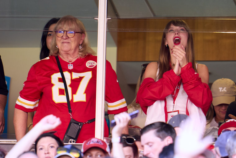 Taylor Swift Cheers Alongside Travis Kelce s Mom At Chiefs Game