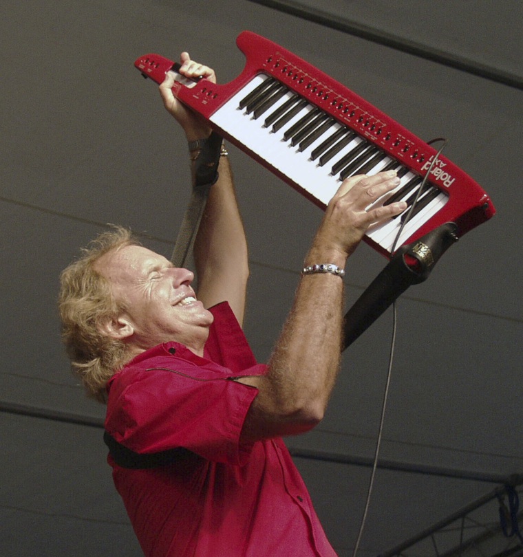 Gary Wright performs in 2001.