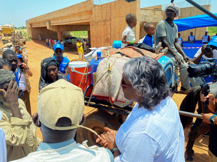 Linda Thomas-Greenfield speaks with Sudanese refugees
