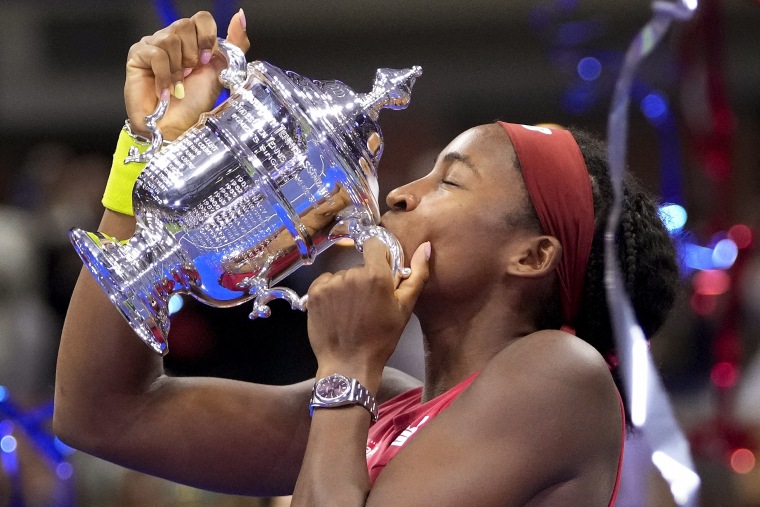 Coco Gauff dari Amerika Serikat mencium trofi juara usai mengalahkan Aryna Sabalenka dari Belarus pada final tunggal putri kejuaraan tenis AS Terbuka, Sabtu, 9 September 2023, di New York.