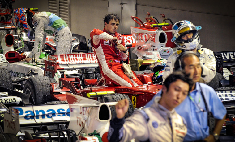 Pembalap Brasil Felipe Massa dari Ferrari keluar dari mobilnya di akhir Grand Prix Formula Satu Singapura 28 September 2008.