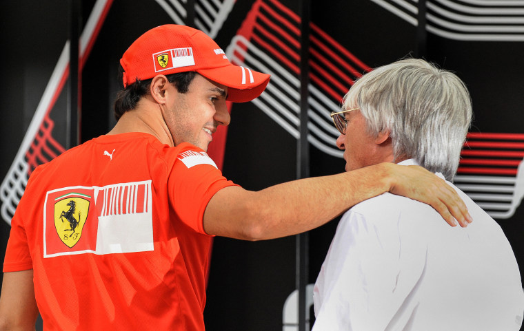 Pembalap Ferrari asal Brazil Felipe Massa berbicara dengan pembalap Formula Satu Bernie Ecclestone sebelum final Grand Prix Singapura 28 September 2008.