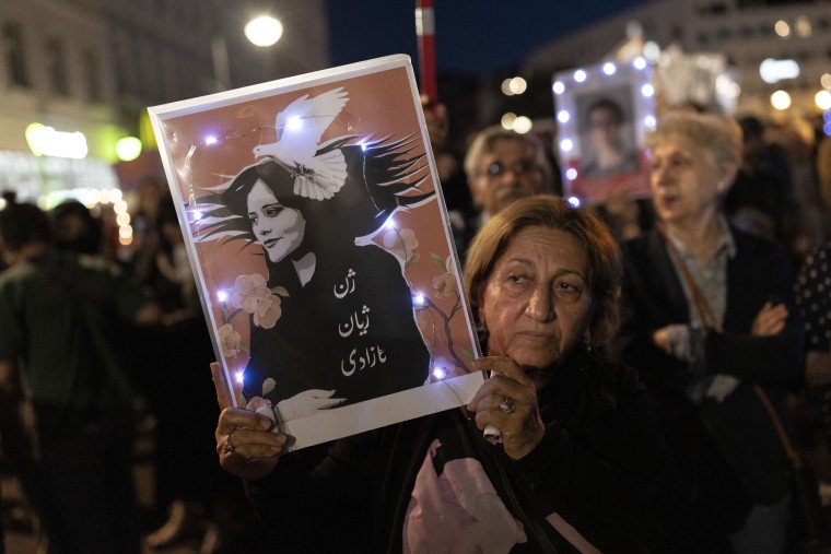 图片：纪念马赫萨·阿米尼逝世一周年的晚间游行