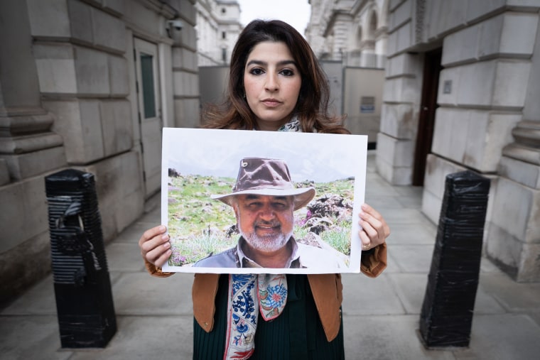 Roxanne Tahbaz protesto sırasında babası Mourad Tahbaz'ın fotoğrafını tutuyor