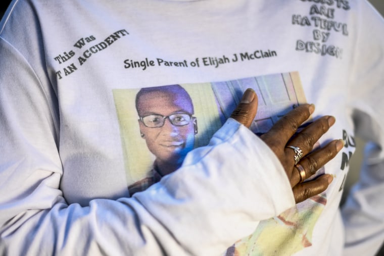Sheneen McClain berdiri di lokasi pembunuhan putranya Elijah pada 18 Agustus 2021 di Aurora, Colorado. 