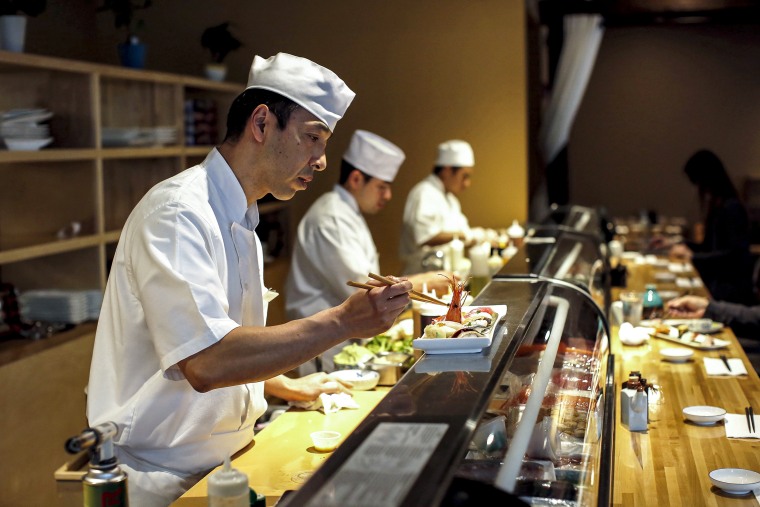 Dine Out : Le chef sushi de Benkay, Hiro Ishii, apporte la touche finale à Omakase à Portland, dans le Maine, en 2018.