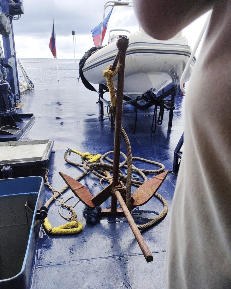 Philippines diver removes Beijing's floating barrier in the South China Sea
