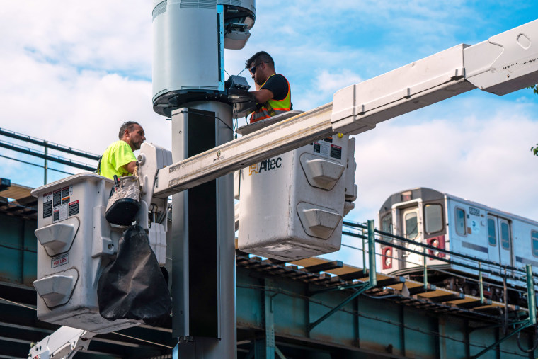 Workers install a Link5G-transmitting smart pole