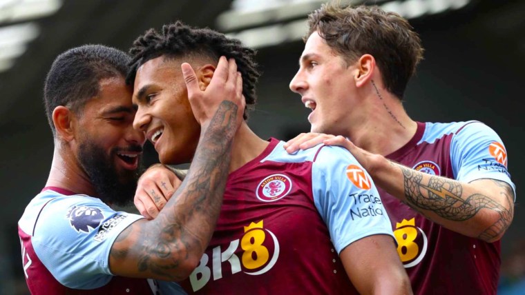 Ollie Watkins (c) es felicitado por su segundo gol sobre el Brighton.