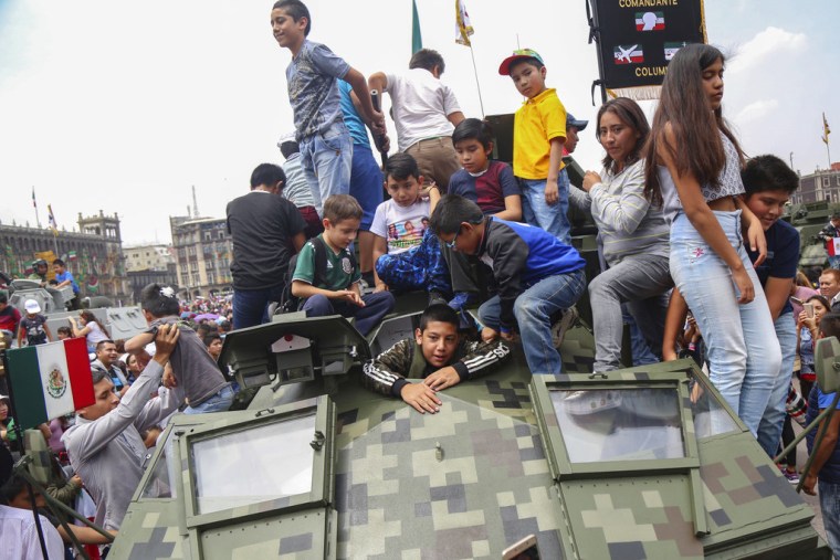 Niños se suben a un blindado en el Zócalo, Ciudad de México, el 16 de septiembre, durante las celebraciones por el Día de la independencia de México.