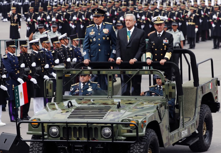 El presidente mexicano, Andrés Manuel López Obrador, centro, durante el desfile militar por la independencia de México, el 16 de septiembre de 2023.

