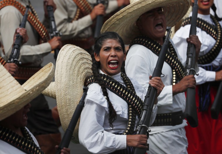 Una mujer desfila el 16 de septiembre de 2023, durante la parada militar por la independencia de México, con la ropa tradicional usada por las "soldaderas", también conocidas como Adelita, nombre que recibieron las mujeres que participaron en la revolución mexicana.