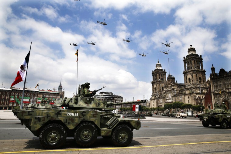 Blindados y helicópteros participan en el desfile militar por la independencia de México en Ciudad de México, el sábado 16 de septiembre de 2023.
