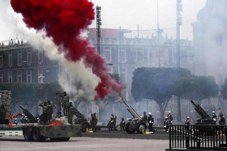 Piezas de artillería disparan durante las celebraciones por el Día de la independencia de México, en el Zócalo, en la capital mexicana, el 16 de septiembre de 2023.