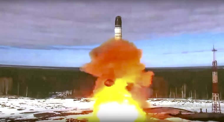 Imagen proporcionada por Roscosmos en abril de 2022 del lanzamiento de un misil Sarmat en Plesetsk, Rusia.