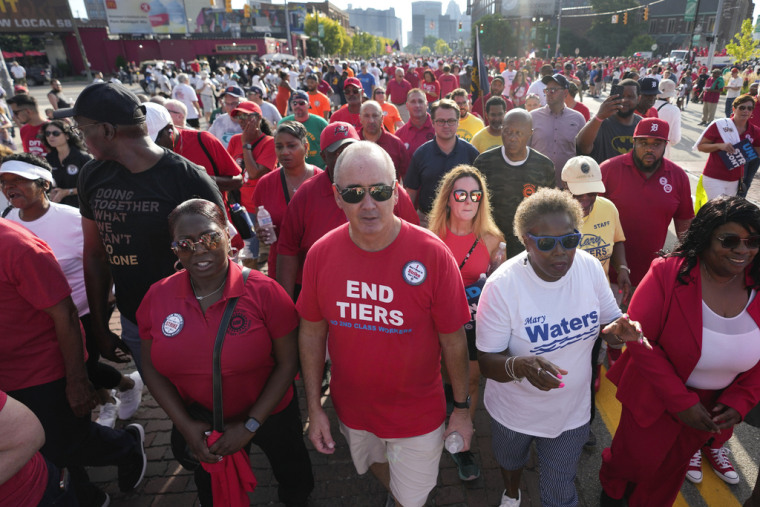 Shawn Fain, presidente del sindicato UAW, marcha junto a trabajadores de la industria automovilística en Detroit, el lunes 4 de septiembre de 2023.
