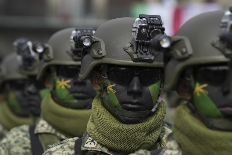 Miembros de las fuerzas especiales mexicanas desfilan en el Zócalo, Ciudad de México, el 16 de septiembre de 2023.
