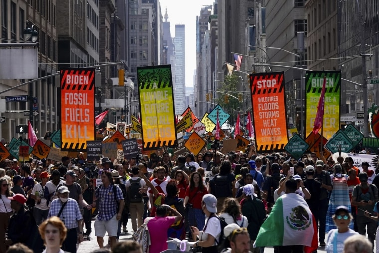 Activistas a favor del medio ambiente marchan por la avenida Madison, en Nueva York, el 17 de de septiembre de 2023.
