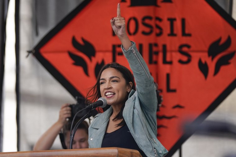 La representante Alexandria Ocasio-Cortez, demócrtata por Nueva York, habla durante la manifestación contra los combustibles fósiles en Nueva York, el 17 de septiembre de 2023.
