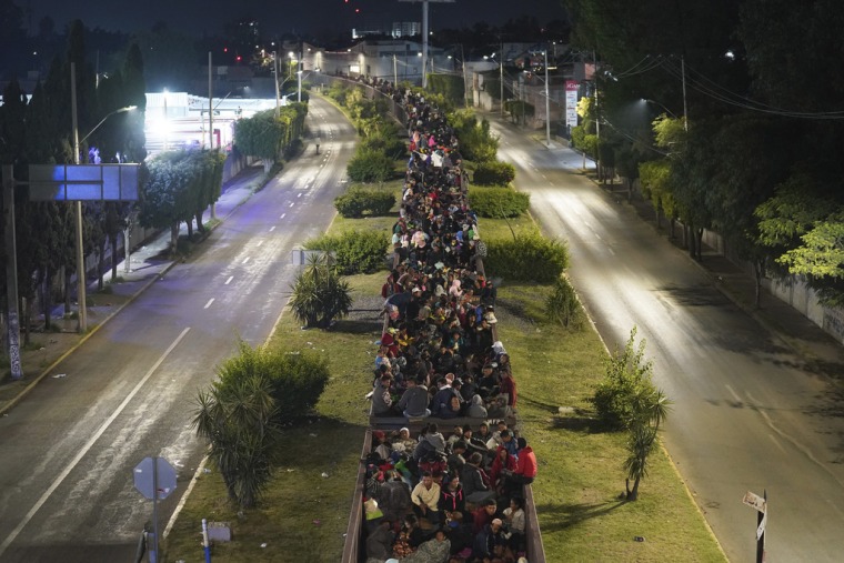 Migrantes viajan en dirección norte en un tren de carga en Irapuato, México, el 23 de septiembre de 2023.
