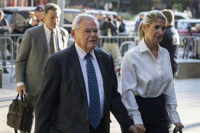 El senador Bob Menéndez y su esposa, Nadine, en Nueva York donde comparecieron ante la jueza.