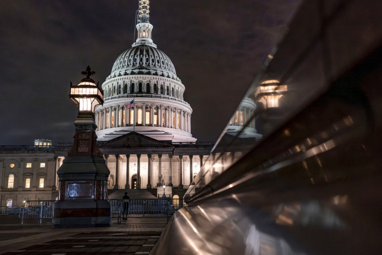 El Capitolio visto la noche del martes del 26 de septiembre de 2023, en Washington.