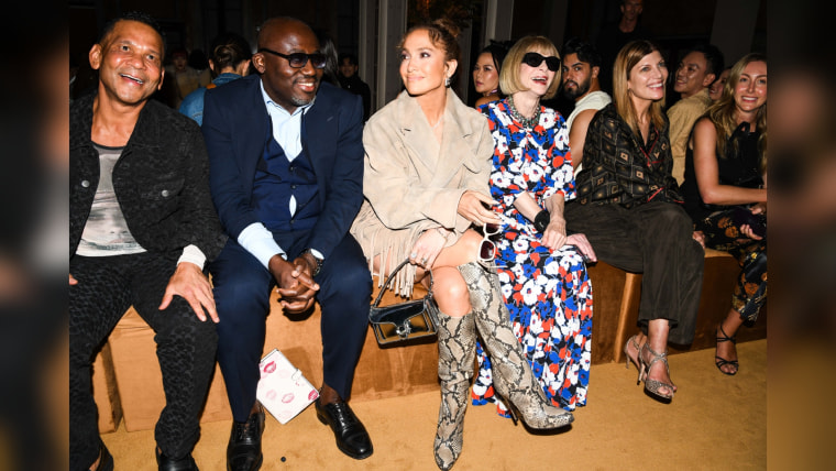 Edward Enninful, Jennifer Lopez y Anna Wintour en el desfile de Coach en el New York Fashion Week 2023.