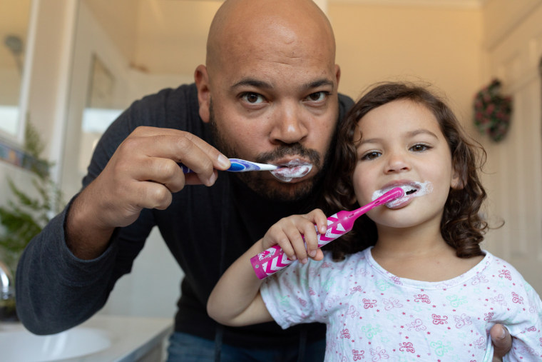 La salud dental es mucho más que tener unos dientes blancos. Saber cómo cuidarlos adecuadamente puede marcar una gran diferencia.