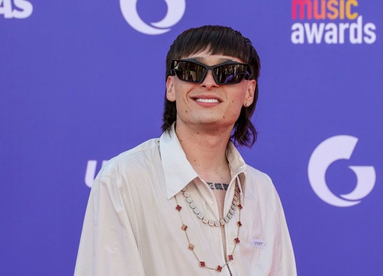 El cantante Peso Pluma asiste a la entrega de los Premios de la Música Latina en el MGM Grad Garden Arena, en Las Vegas, Nevada, el 20 de abril de 2023.
