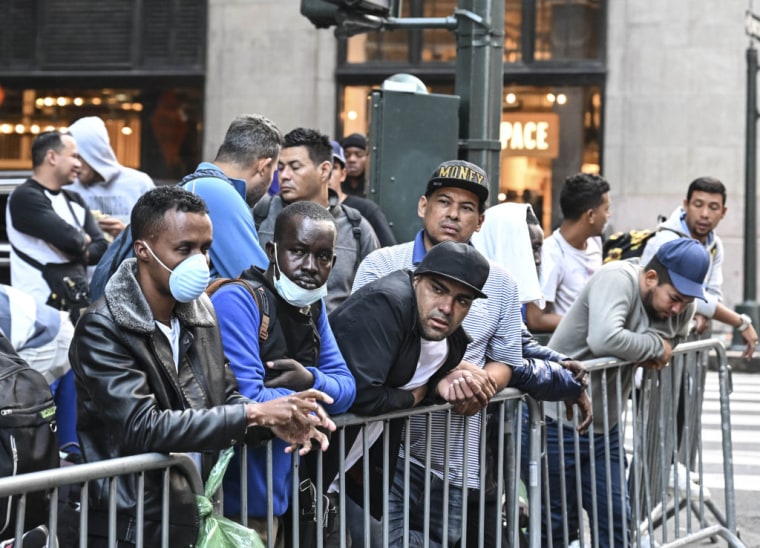 Migrantes esperan a la entrada del hotel Roosevelt en Nueva York, el 2 de agosto de 2023.
