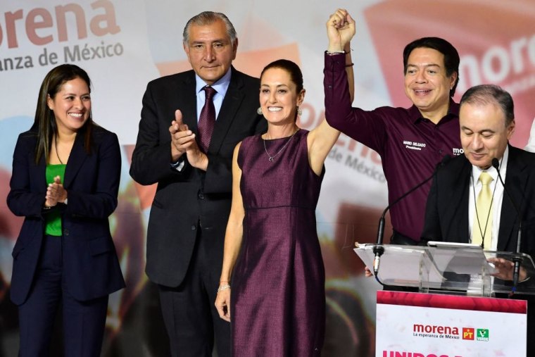 La candidata presidencial por el partido Morena, Claudia Sheinbaum (al centro), durante el anuncio formal de su victoria durante el proceso de selección en la Ciudad de México, el 6 de septiembre de 2023.