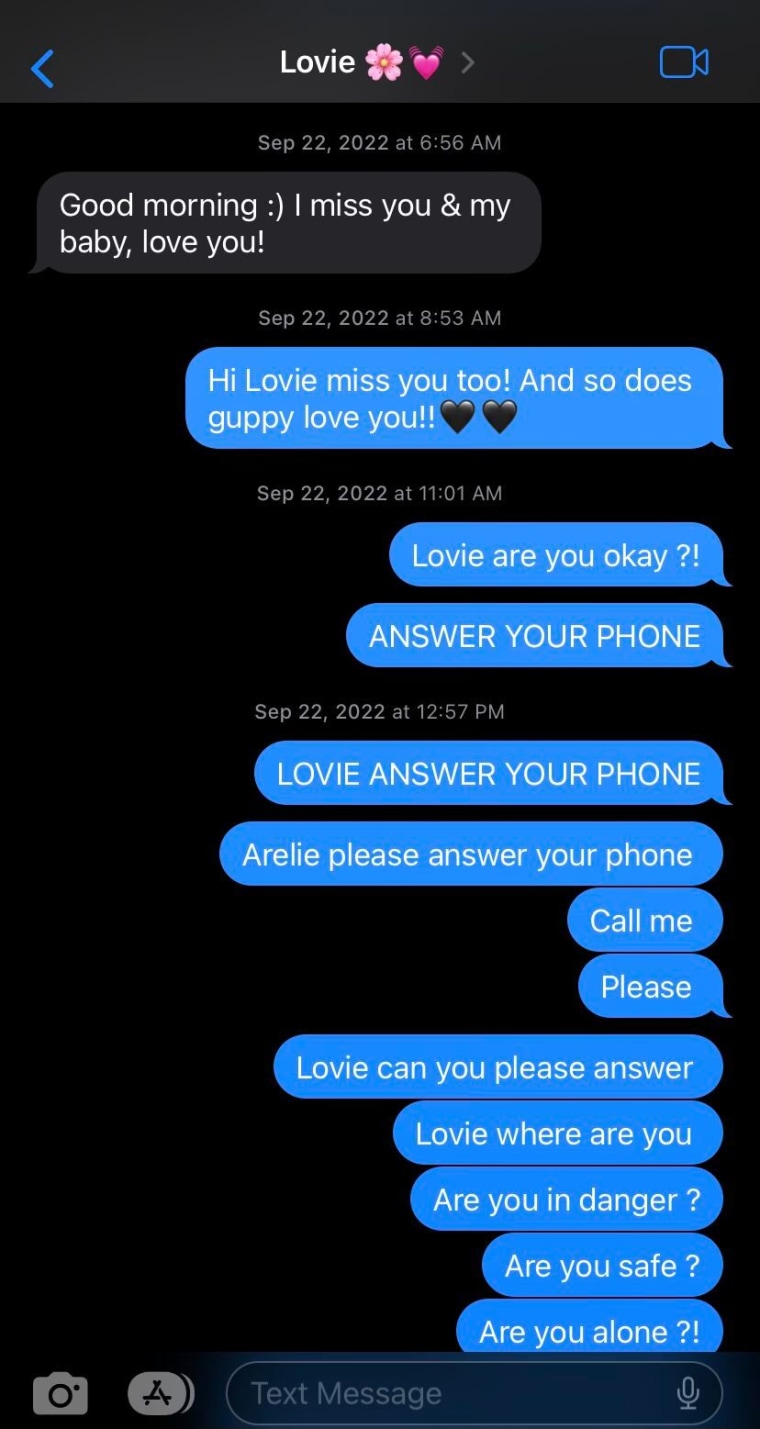 Text messages between Veronica and Arelie.