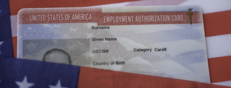 Ejemplo de una tarjeta de autorización de empleo emitida por USCIS.